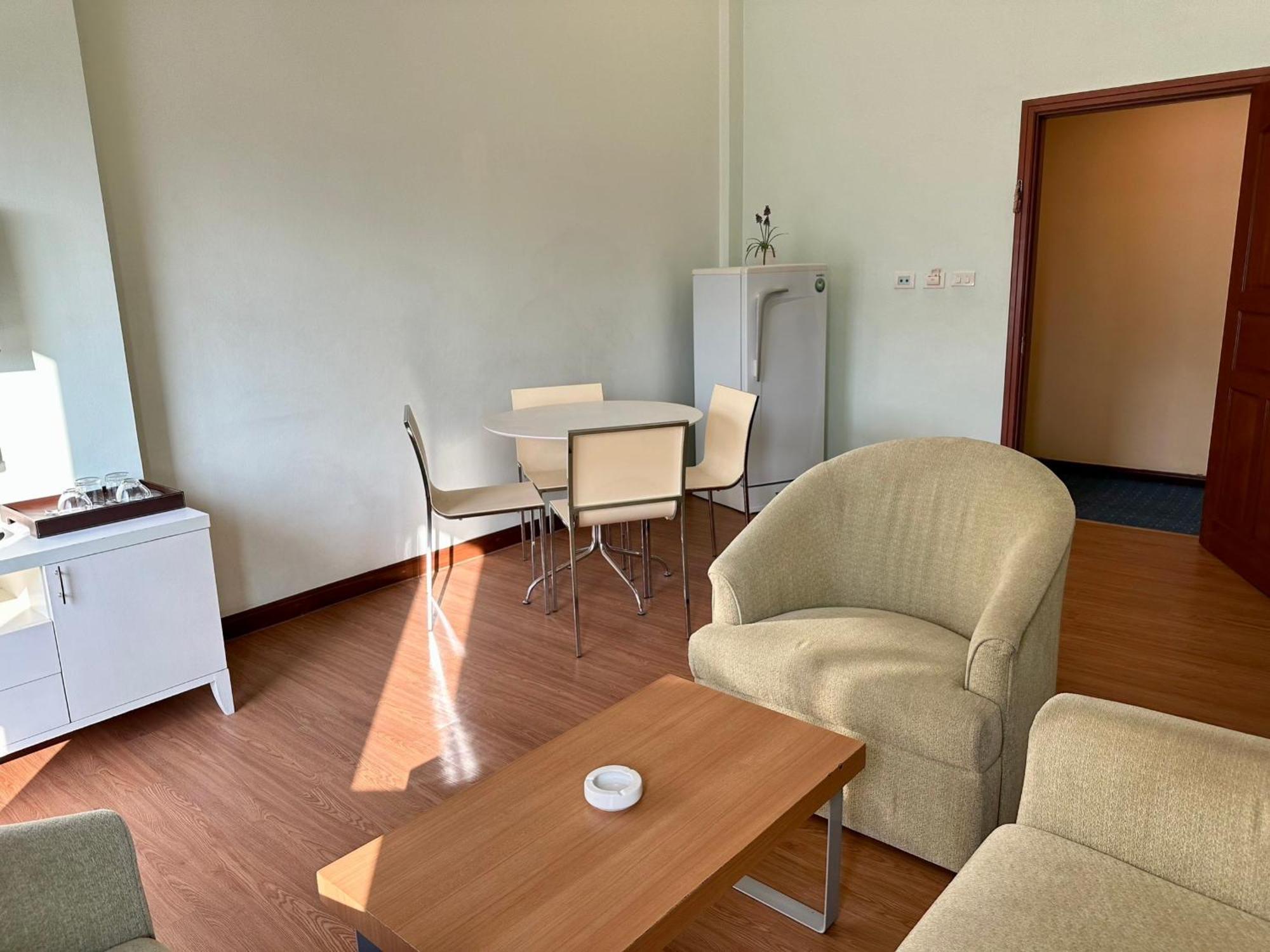 Calypzo Bangkok Hotell Exteriör bild