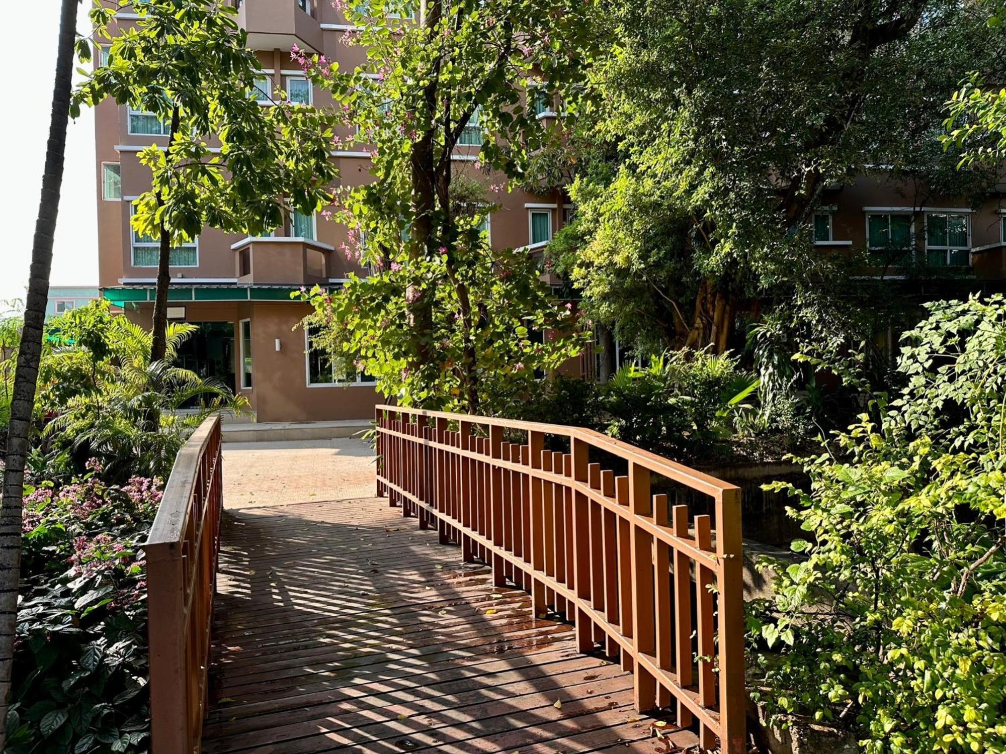 Calypzo Bangkok Hotell Exteriör bild